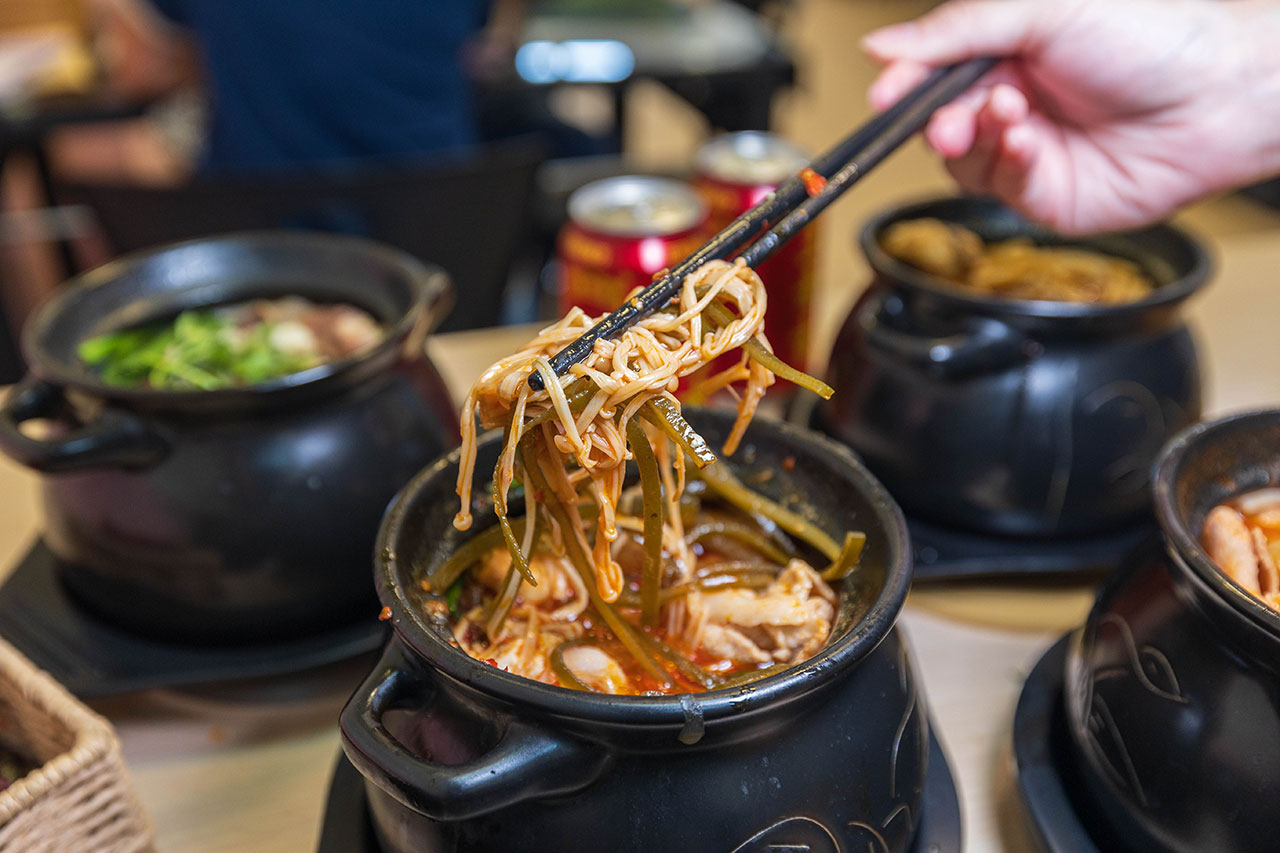 川麵道北平店｜台中正宗四川味罐罐米線，7種特調湯頭獨特泡椒辛香料陶罐燉煮砂鍋，一吃上癮的台中北屯美食推薦