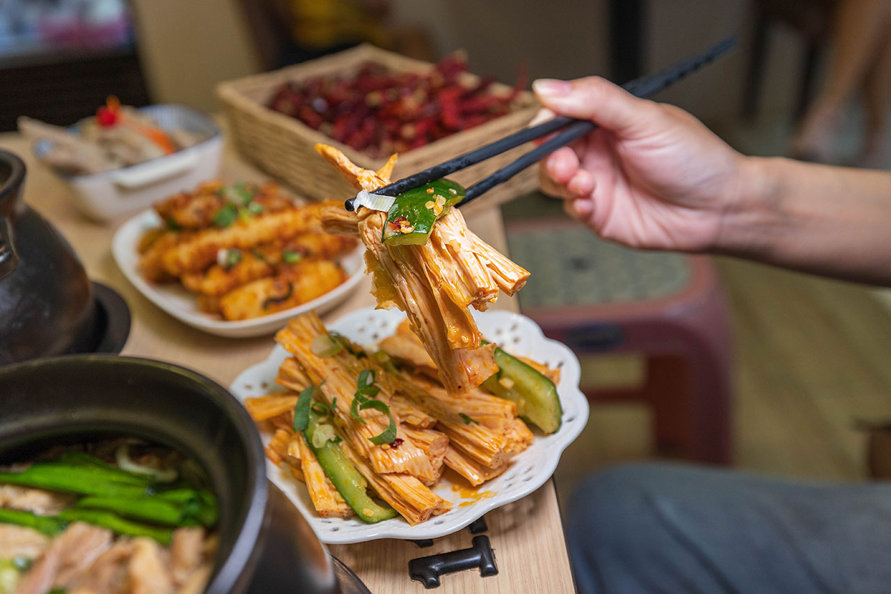 川麵道北平店｜台中正宗四川味罐罐米線，7種特調湯頭獨特泡椒辛香料陶罐燉煮砂鍋，一吃上癮的台中北屯美食推薦