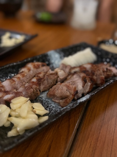 新北市中和區捷運永安市場新店報報，到串鯨居酒屋享受幸福的燒烤香吧！