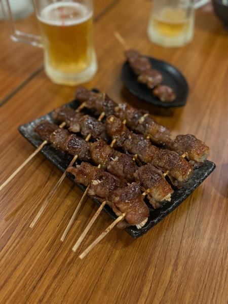 新北市中和區捷運永安市場新店報報，到串鯨居酒屋享受幸福的燒烤香吧！