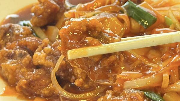 不小心走進的驚喜！快炒香氣滿滿，出餐速度超快，不知道吃什麼就