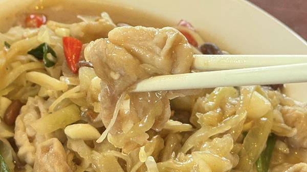 不小心走進的驚喜！快炒香氣滿滿，出餐速度超快，不知道吃什麼就