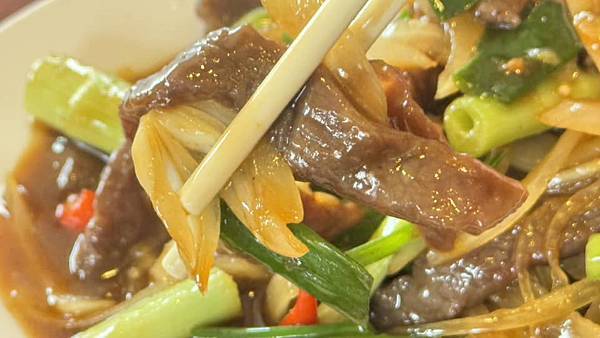 不小心走進的驚喜！快炒香氣滿滿，出餐速度超快，不知道吃什麼就