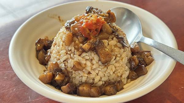 不小心走進的驚喜！快炒香氣滿滿，出餐速度超快，不知道吃什麼就