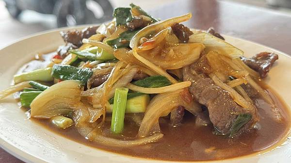 不小心走進的驚喜！快炒香氣滿滿，出餐速度超快，不知道吃什麼就