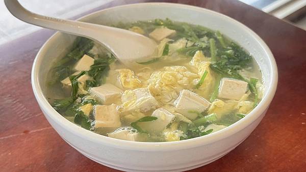 不小心走進的驚喜！快炒香氣滿滿，出餐速度超快，不知道吃什麼就