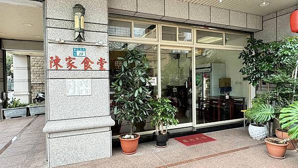 不小心走進的驚喜！快炒香氣滿滿，出餐速度超快，不知道吃什麼就