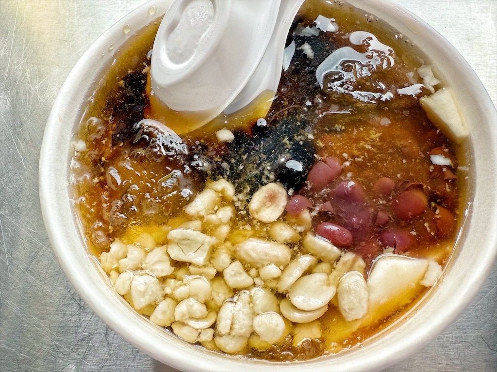 水湳鄒豆花 | 台中西屯豆花，水湳市場傳承超過一甲子的豆花店，豆花綿密柔軟，配料也不馬虎 @果果愛Fruitlove