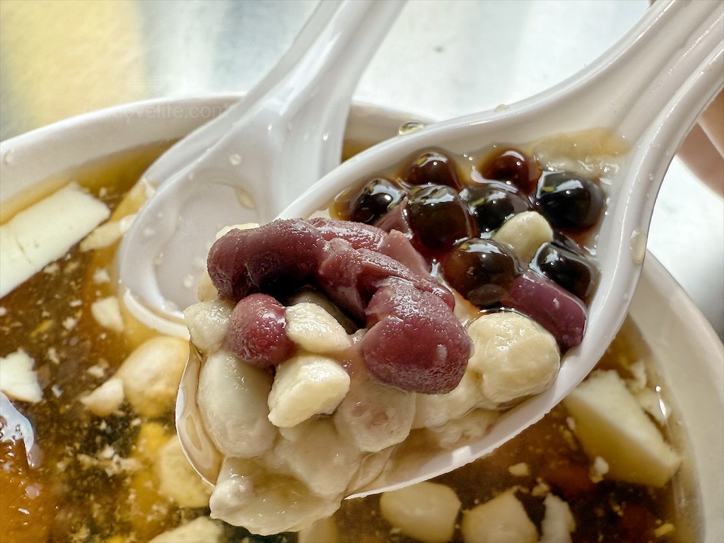 水湳鄒豆花 | 台中西屯豆花，水湳市場傳承超過一甲子的豆花店，豆花綿密柔軟，配料也不馬虎 @果果愛Fruitlove