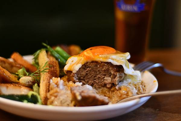 台南日式喫茶店推薦！燭日必吃漢堡排飯份量超乎想像，半熟蛋黃岩漿絕配。