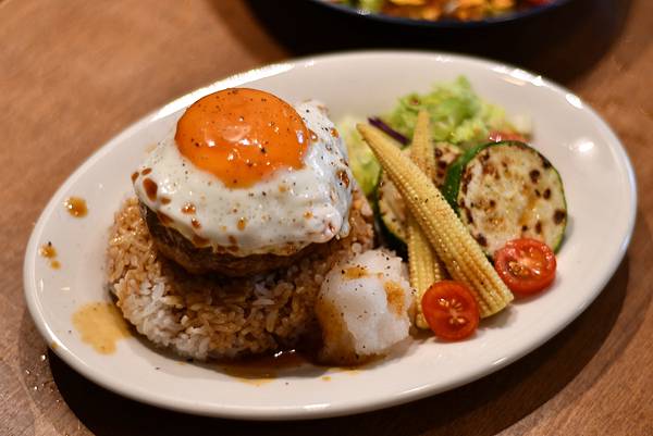 台南日式喫茶店推薦！燭日必吃漢堡排飯份量超乎想像，半熟蛋黃岩漿絕配。