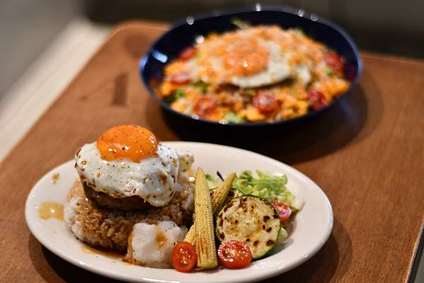 台南日式喫茶店推薦！燭日必吃漢堡排飯份量超乎想像，半熟蛋黃岩漿絕配。