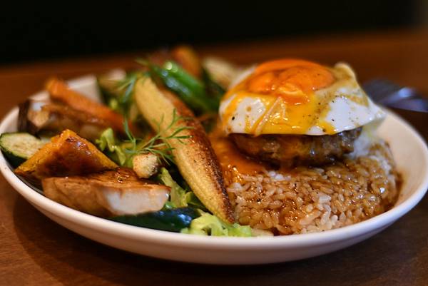 台南日式喫茶店推薦！燭日必吃漢堡排飯份量超乎想像，半熟蛋黃岩漿絕配。
