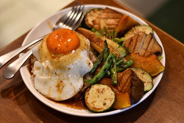 台南日式喫茶店推薦！燭日必吃漢堡排飯份量超乎想像，半熟蛋黃岩漿絕配。