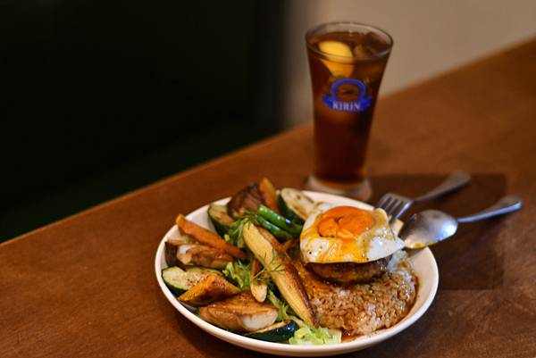 台南日式喫茶店推薦！燭日必吃漢堡排飯份量超乎想像，半熟蛋黃岩漿絕配。