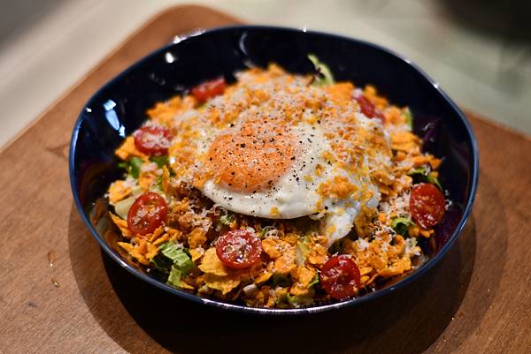 台南日式喫茶店推薦！燭日必吃漢堡排飯份量超乎想像，半熟蛋黃岩漿絕配。