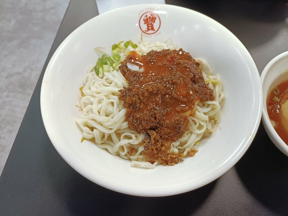 不用再跑三峽！喙蘴號三峽老虎麵樹林新分店，招牌乾辣麵老虎醬加爆。