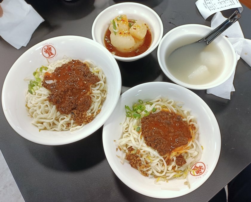 不用再跑三峽！喙蘴號三峽老虎麵樹林新分店，招牌乾辣麵老虎醬加爆。