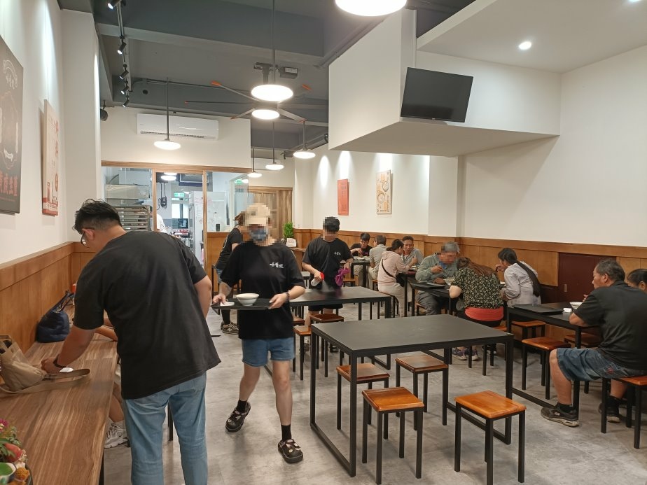 不用再跑三峽！喙蘴號三峽老虎麵樹林新分店，招牌乾辣麵老虎醬加爆。