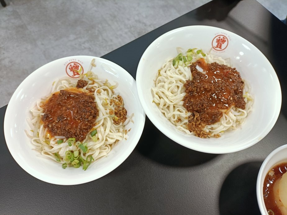 不用再跑三峽！喙蘴號三峽老虎麵樹林新分店，招牌乾辣麵老虎醬加爆。