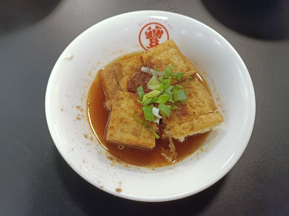 不用再跑三峽！喙蘴號三峽老虎麵樹林新分店，招牌乾辣麵老虎醬加爆。