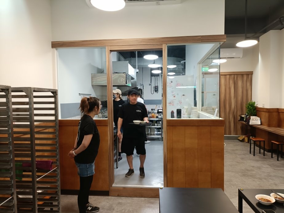 不用再跑三峽！喙蘴號三峽老虎麵樹林新分店，招牌乾辣麵老虎醬加爆。