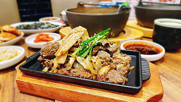 台北信義商圈A13美食地下街【SAIKABO小廚】韓國旬彩料理,府山豬肉湯、海鮮豆腐鍋、海鮮煎餅、鐵板豬肉、炒碼麵,滿滿感受到嫁到日本的韓國妻子對家鄉的思念│台北韓式料理推薦-51.jpg