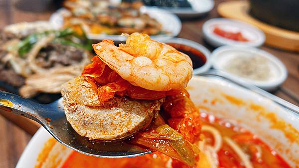 台北信義商圈A13美食地下街【SAIKABO小廚】韓國旬彩料理,府山豬肉湯、海鮮豆腐鍋、海鮮煎餅、鐵板豬肉、炒碼麵,滿滿感受到嫁到日本的韓國妻子對家鄉的思念│台北韓式料理推薦-38.jpg