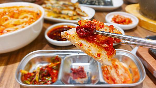 台北信義商圈A13美食地下街【SAIKABO小廚】韓國旬彩料理,府山豬肉湯、海鮮豆腐鍋、海鮮煎餅、鐵板豬肉、炒碼麵,滿滿感受到嫁到日本的韓國妻子對家鄉的思念│台北韓式料理推薦-28.jpg