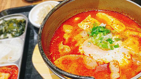 台北信義商圈A13美食地下街【SAIKABO小廚】韓國旬彩料理,府山豬肉湯、海鮮豆腐鍋、海鮮煎餅、鐵板豬肉、炒碼麵,滿滿感受到嫁到日本的韓國妻子對家鄉的思念│台北韓式料理推薦-29.jpg