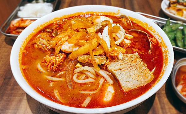 台北信義商圈A13美食地下街【SAIKABO小廚】韓國旬彩料理,府山豬肉湯、海鮮豆腐鍋、海鮮煎餅、鐵板豬肉、炒碼麵,滿滿感受到嫁到日本的韓國妻子對家鄉的思念│台北韓式料理推薦-53.jpg