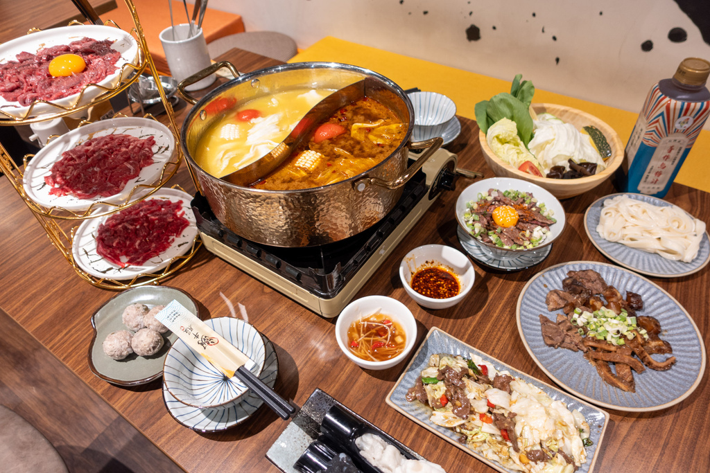 台北溫體牛肉火鍋推薦！潮牛殿溫體牛創意鍋物，厚白牛骨湯與麻辣鍋一次吃。