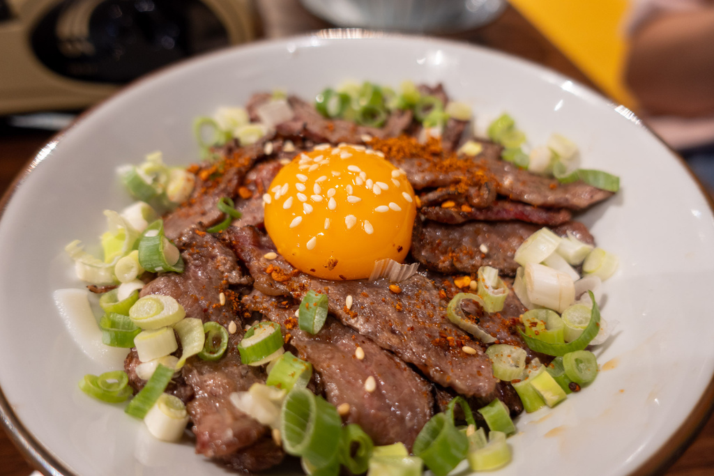 台北溫體牛肉火鍋推薦！潮牛殿溫體牛創意鍋物，厚白牛骨湯與麻辣鍋一次吃。