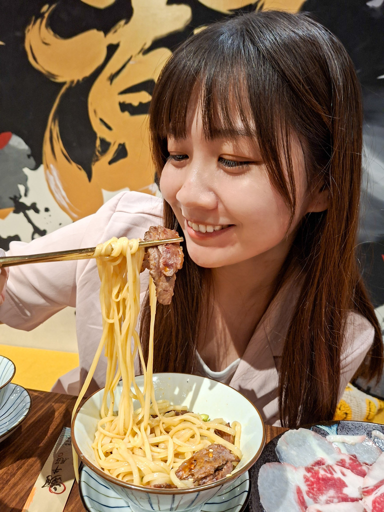 台北溫體牛肉火鍋推薦！潮牛殿溫體牛創意鍋物，厚白牛骨湯與麻辣鍋一次吃。