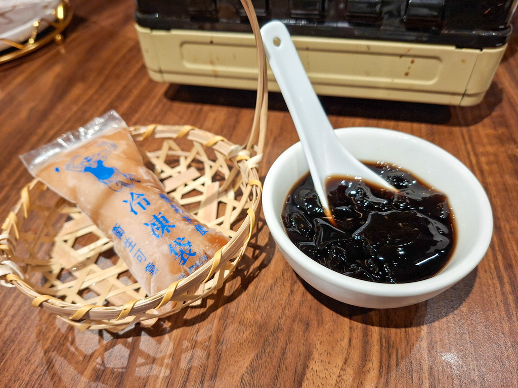 台北溫體牛肉火鍋推薦！潮牛殿溫體牛創意鍋物，厚白牛骨湯與麻辣鍋一次吃。