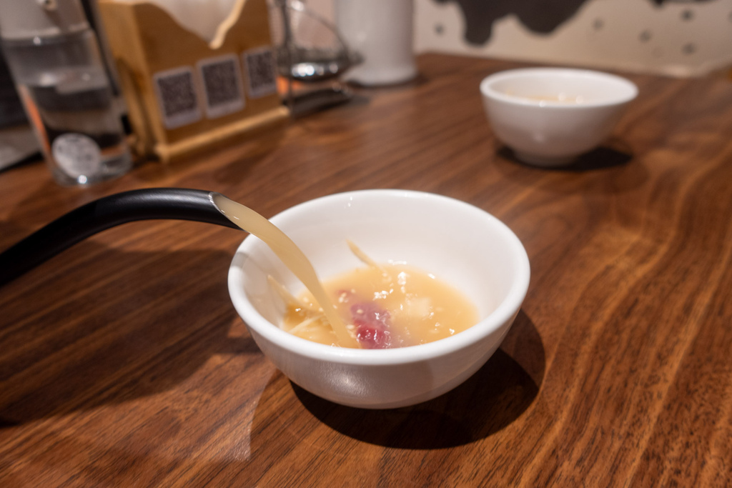 台北溫體牛肉火鍋推薦！潮牛殿溫體牛創意鍋物，厚白牛骨湯與麻辣鍋一次吃。