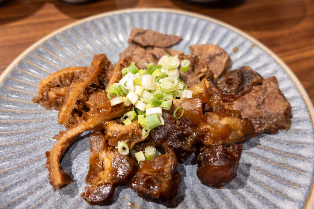 台北溫體牛肉火鍋推薦！潮牛殿溫體牛創意鍋物，厚白牛骨湯與麻辣鍋一次吃。
