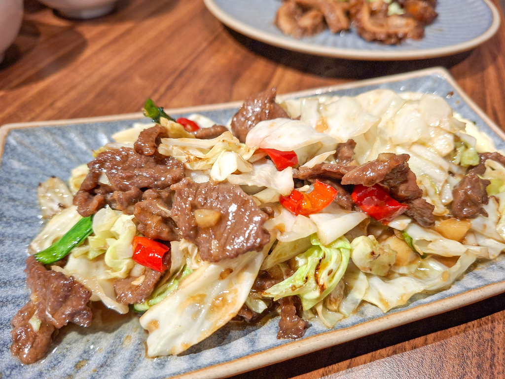 台北溫體牛肉火鍋推薦！潮牛殿溫體牛創意鍋物，厚白牛骨湯與麻辣鍋一次吃。