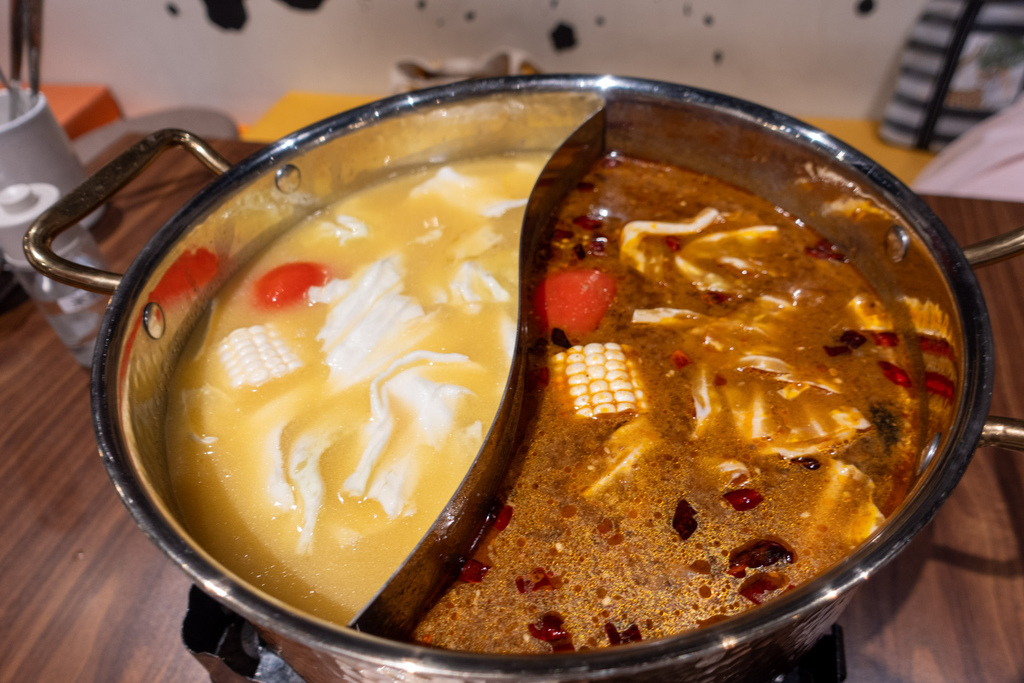 台北溫體牛肉火鍋推薦！潮牛殿溫體牛創意鍋物，厚白牛骨湯與麻辣鍋一次吃。