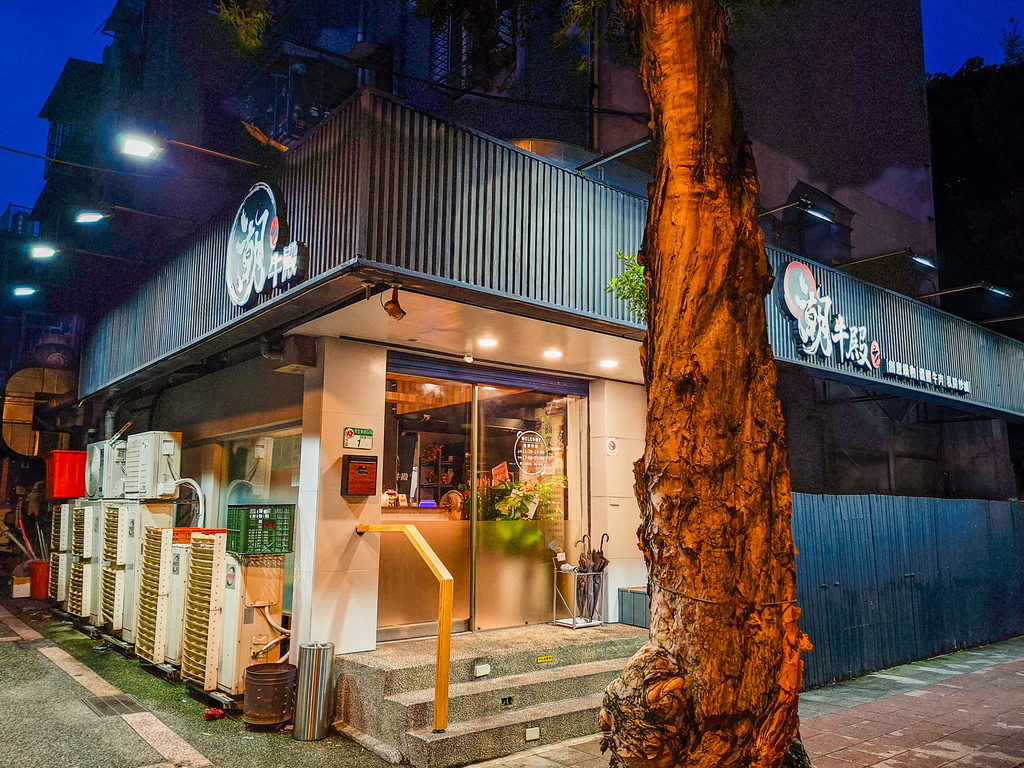 台北溫體牛肉火鍋推薦！潮牛殿溫體牛創意鍋物，厚白牛骨湯與麻辣鍋一次吃。