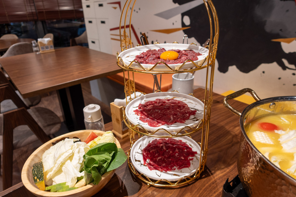 台北溫體牛肉火鍋推薦！潮牛殿溫體牛創意鍋物，厚白牛骨湯與麻辣鍋一次吃。