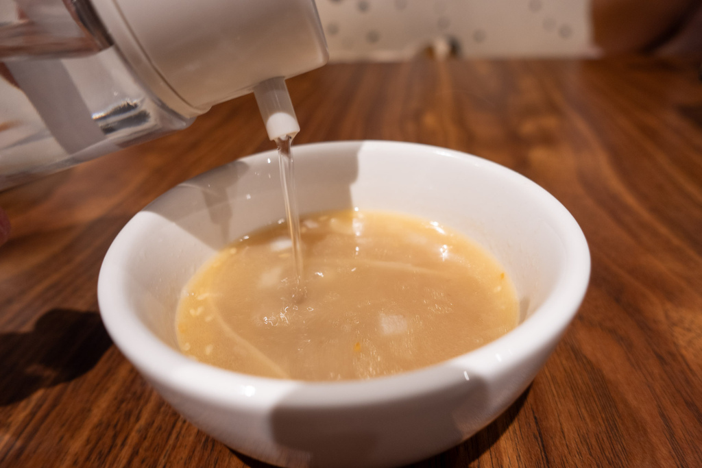 台北溫體牛肉火鍋推薦！潮牛殿溫體牛創意鍋物，厚白牛骨湯與麻辣鍋一次吃。