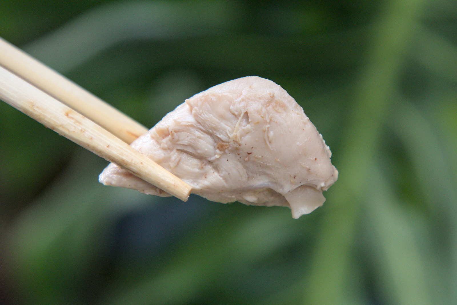 紅蕃茄客製化便當,細嫩多汁的台灣雞柳條 紅蕃茄客製化便當中的日式嫩雞特寫,選用台灣雞肉的雞柳條,口感細嫩到令人驚豔,經過專業烹調手法,保持了肉質的柔嫩與多汁,美味程度勝過舒肥雞。