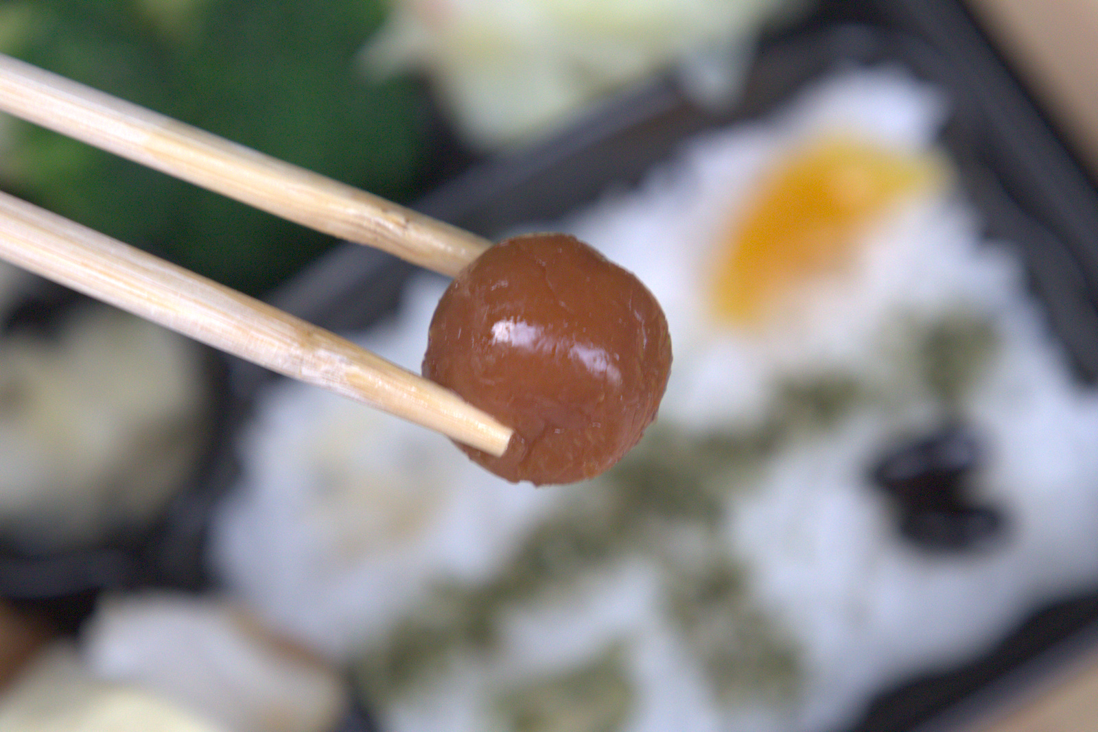 紅蕃茄便當,店家親手醃製的日式梅子 紅蕃茄便當裡店家親手醃製的日式梅子特寫,圓潤飽滿,風味清爽帶有甜味,能完美解膩,是便當裡令人驚喜的小菜。