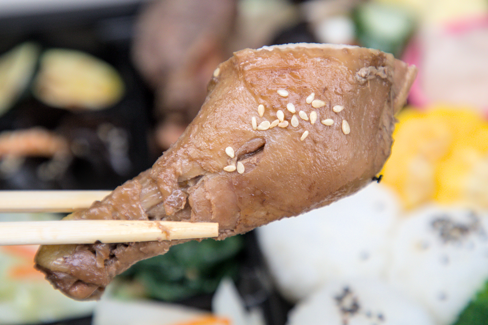 紅蕃茄客製化便當,骨肉分離的入味滷雞腿 紅蕃茄客製化便當中的滷雞腿特寫,經過日式匠心慢滷,味道完整滲透到每一吋肉質,口感滑嫩入味,輕輕一咬便骨肉分離,充滿濃郁的香氣,是便當中最令人滿足的經典風味。