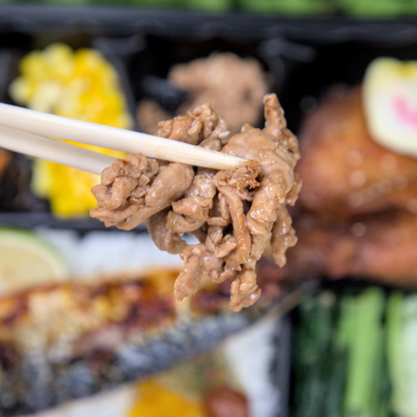 紅蕃茄三拼便當,正統日本大阪風味燒肉 紅蕃茄250元三拼便當中的日本大阪風味燒肉特寫,燒肉片吸滿了獨門醬汁,甜鹹交織,香嫩入味,呈現正統日式燒肉的風味,令人彷彿置身日本。