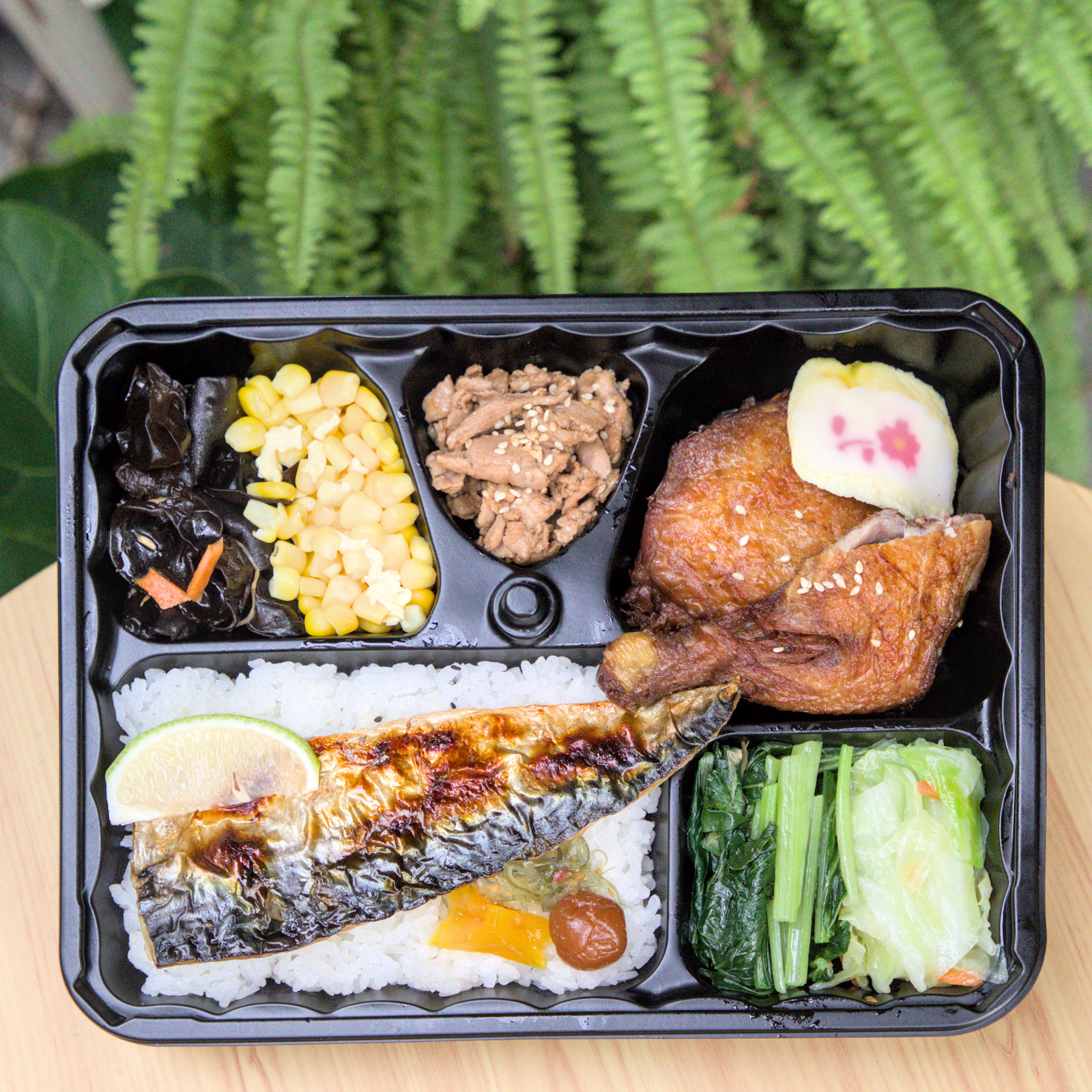 紅蕃茄250元三拼氣派組合便當,團體餐最愛 紅蕃茄250元三拼氣派組合便當,主菜包含薄鹽鯖魚、炸雞腿與日本大阪風味燒肉,搭配多樣化配菜,色彩豐富,視覺效果氣派,深受公司團體與工地開幕喜愛。