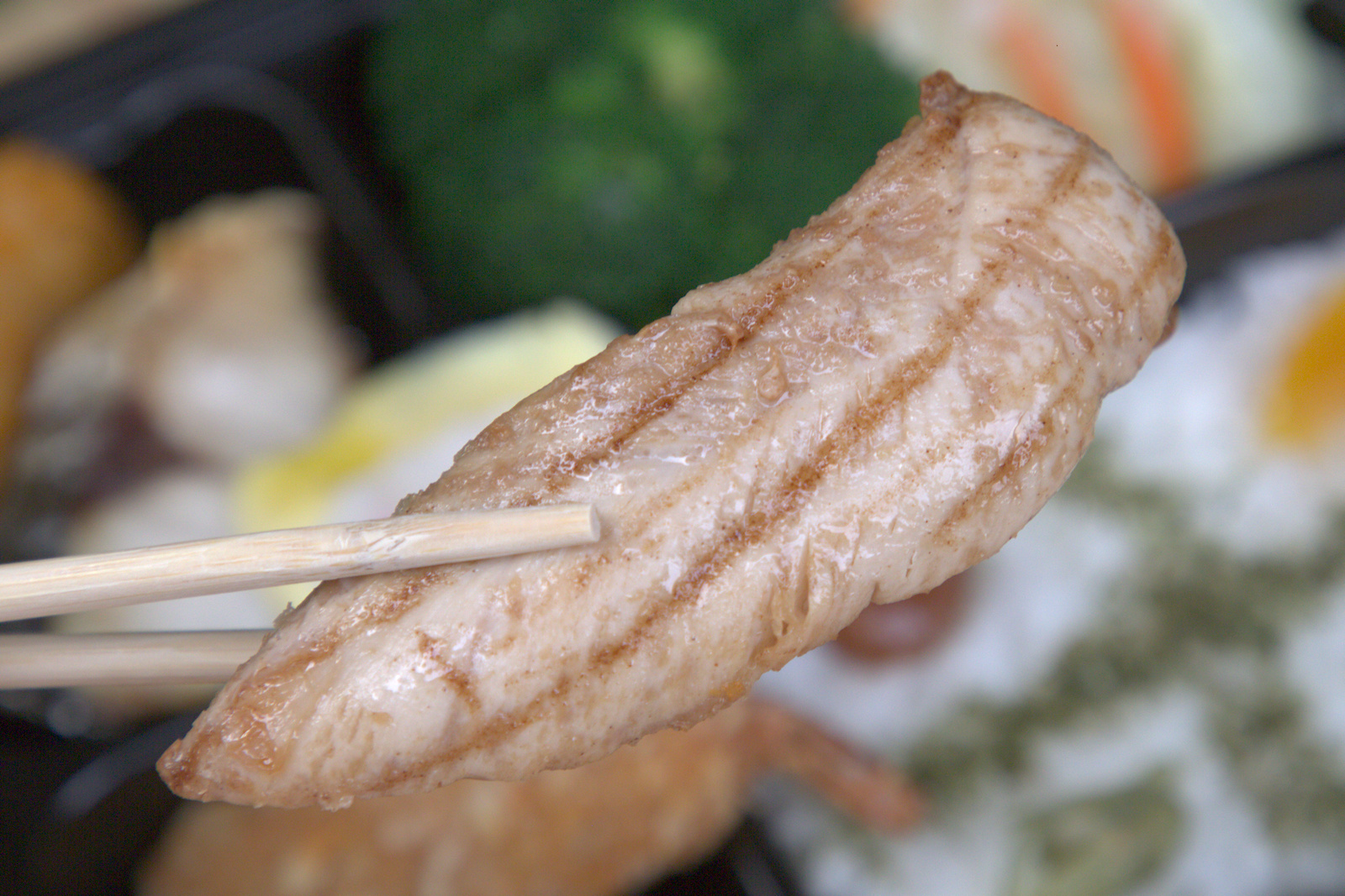 紅蕃茄小資便當,原肉製成不裹粉的日式雞柳條 紅蕃茄小資便當中的日式雞柳條特寫,以原塊雞肉直接製成,完全不裹粉,經過日式炸功處理,外皮酥脆,內部軟嫩多汁,品嚐得到最純粹的雞肉鮮甜。