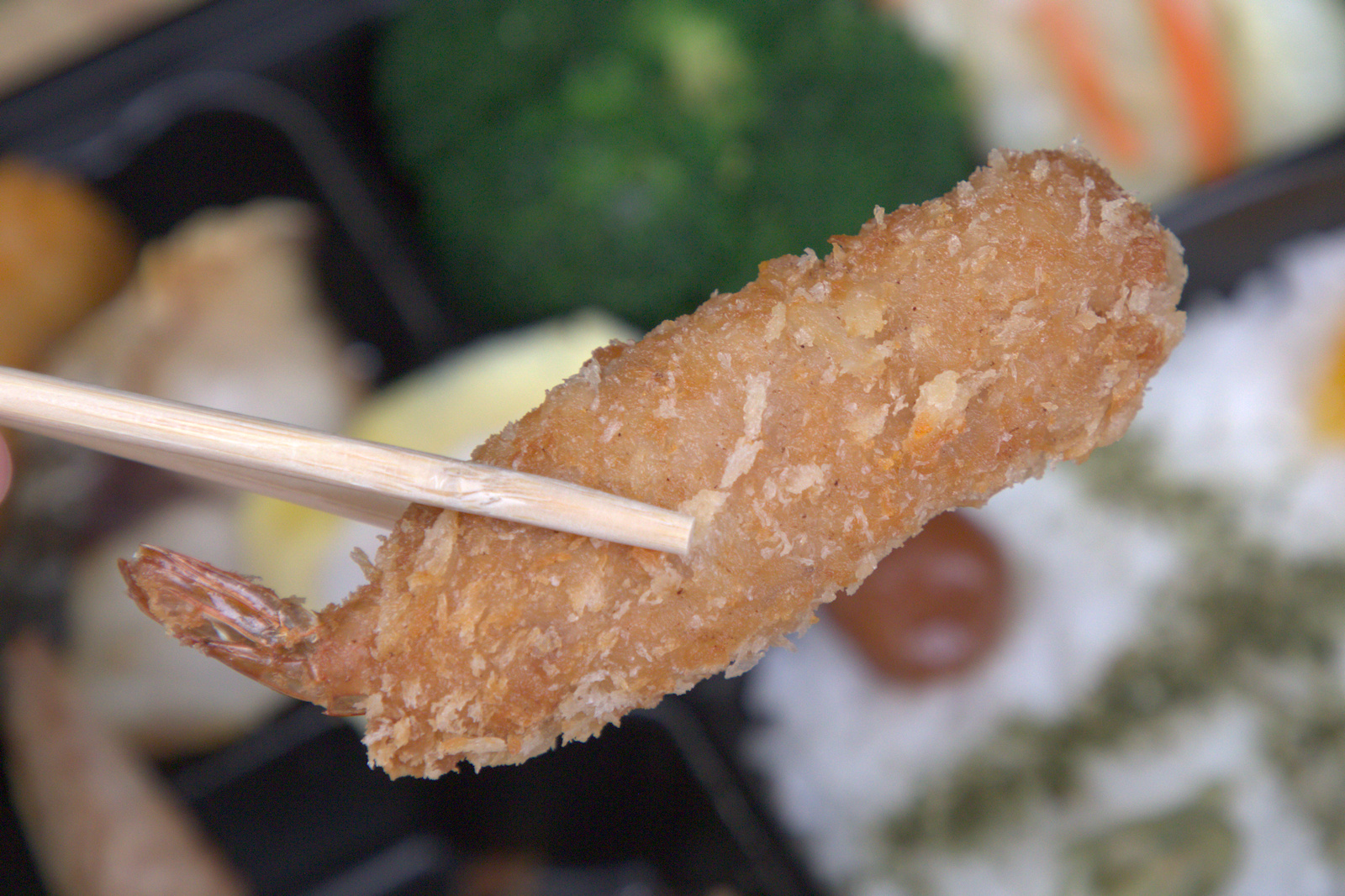 紅蕃茄小資便當,象徵長壽的炸琵琶蝦 紅蕃茄小資便當中的琵琶蝦特寫,在日文裡稱作「海老」,象徵長壽。蝦子外型飽滿,裹上薄脆麵衣酥炸,蝦肉Q彈緊實,為便當增添豐富的海陸風味。