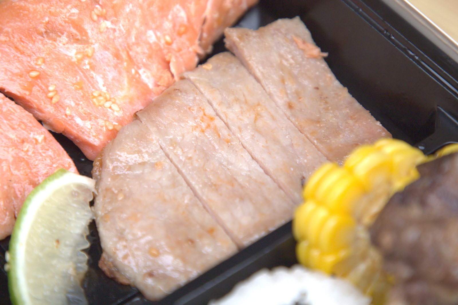 紅蕃茄客製化便當,鹽烤豬排呈現食材純粹鮮甜 紅蕃茄客製化便當中的鹽烤豬排特寫,豬排以日式簡約手法烤製,外皮微焦酥脆,內部肉質柔嫩多汁,僅用海鹽提味,便能帶出豬肉本身的鮮甜,感受食材最純粹的魅力。